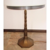 Lampa z białym szklanym kloszem i dekoracyjną podstawą